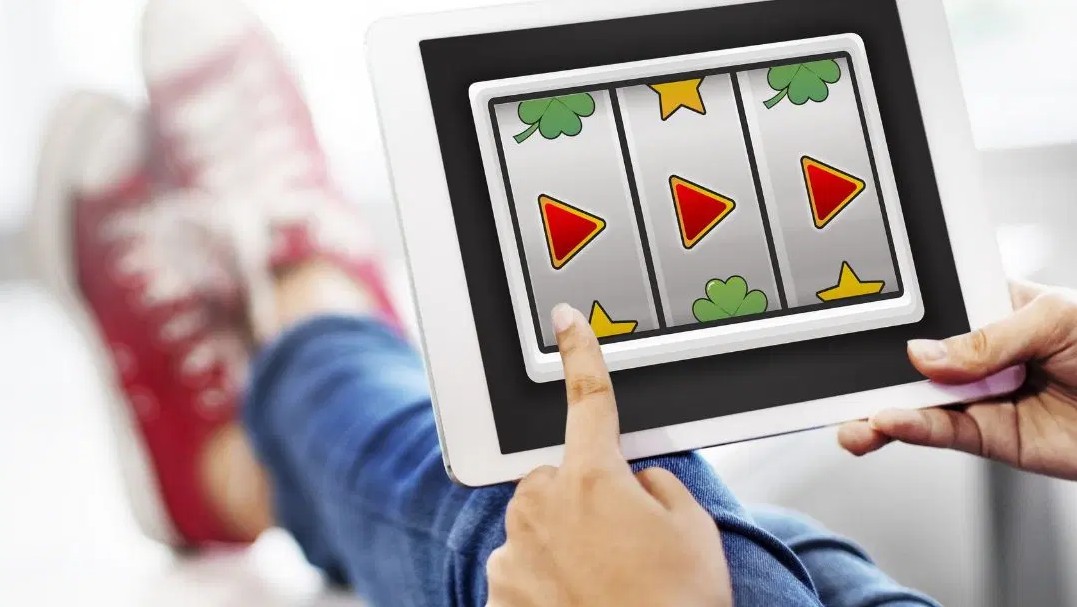 Are Online Or Land-Based High-Variance Games More Popular?